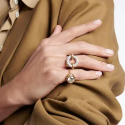 White Diamond Pavé Arco Ring in Yellow Gold